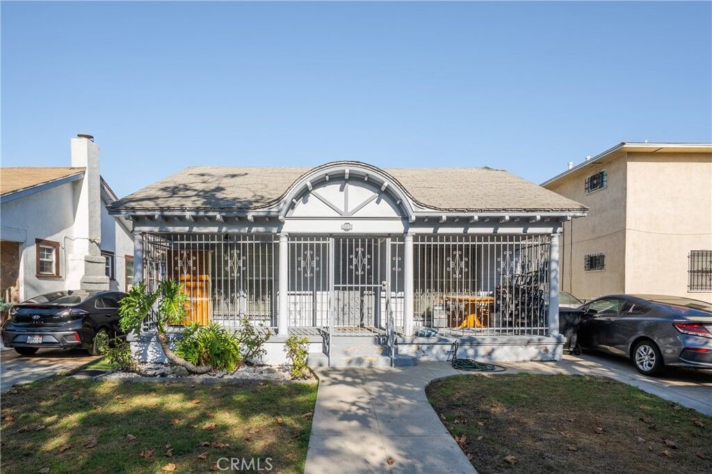 Property Photo:  2936 Edgehill Drive  CA 90018 