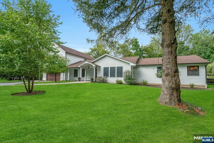 Property Photo:  2 Reid Court  NJ 07430 