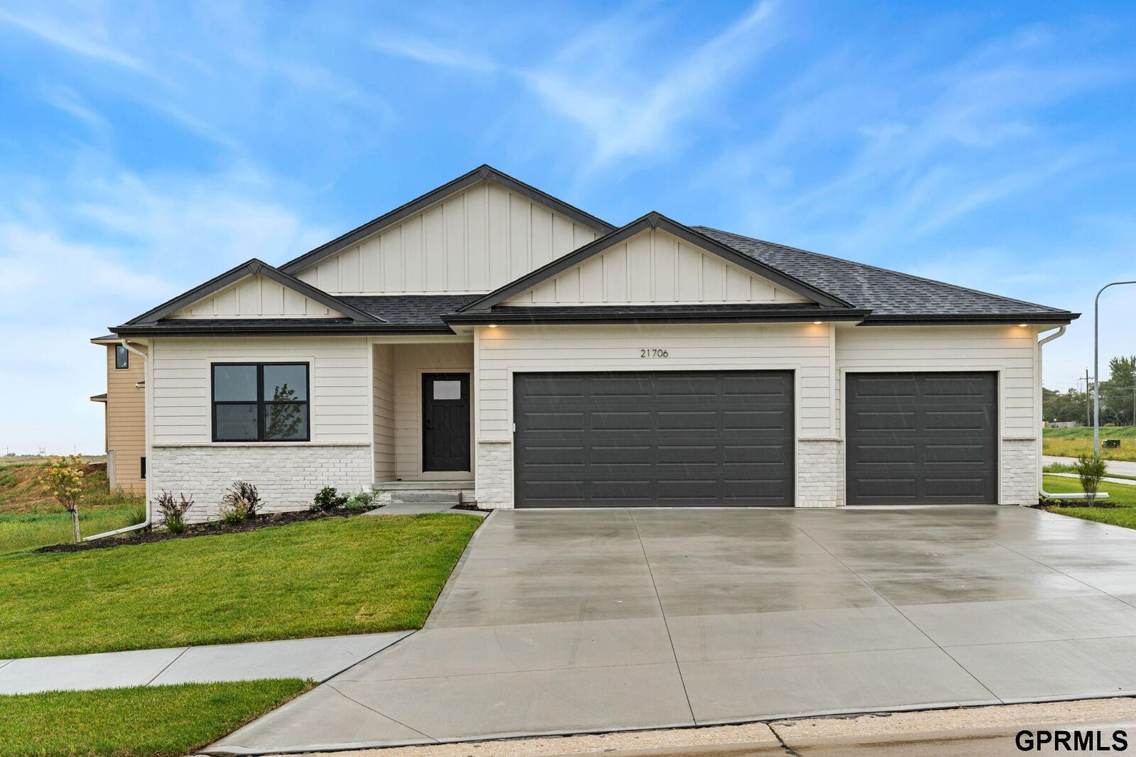 Property Photo:  21706 Parkview Drive  NE 68028 