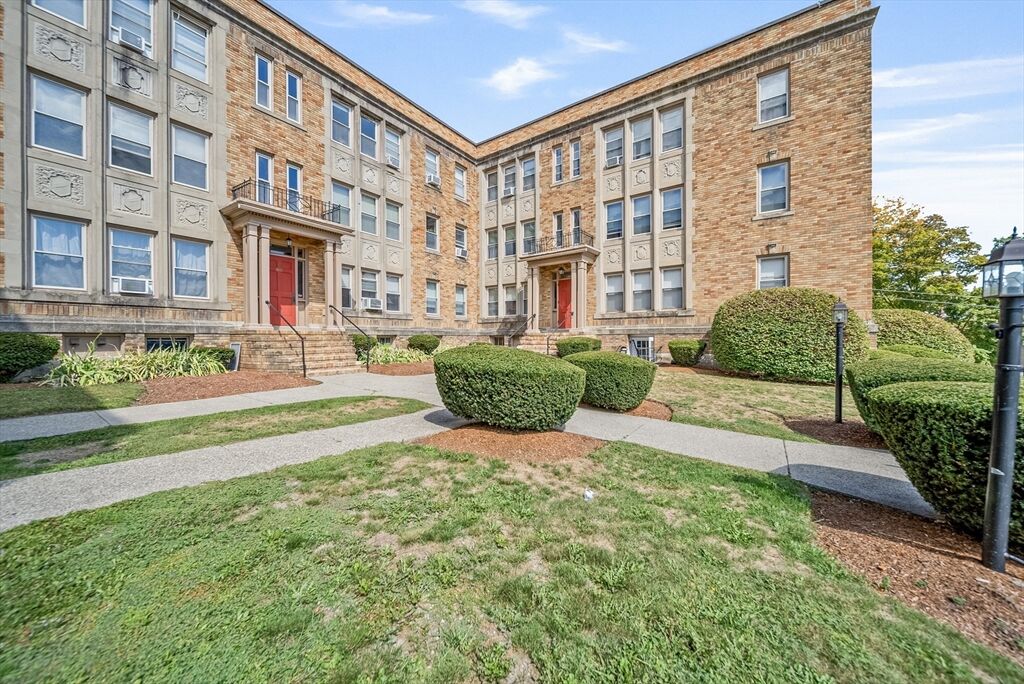 Property Photo: 52 High St 5 MA 01844