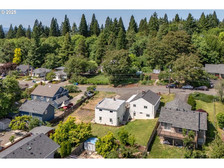 Property Photo:  8620 NE Beech St  OR 97220 