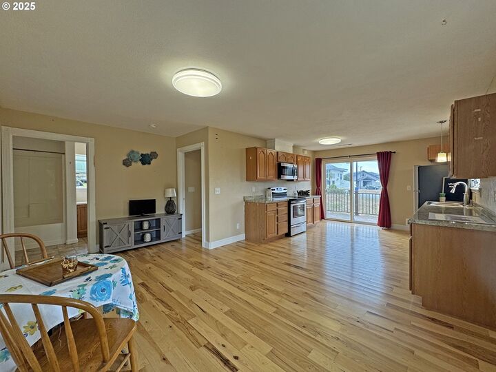 Property Photo:  616 Pacific Ave  OR 97415 
