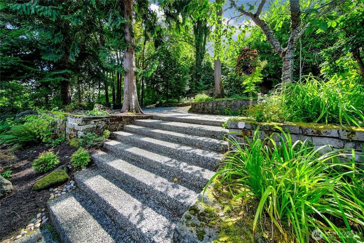 Property Photo:  1522 E Interlaken Boulevard  WA 98112 