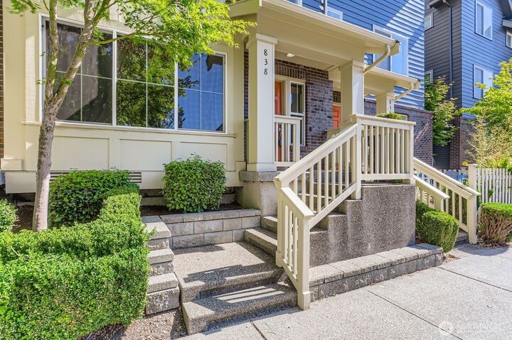 Property Photo:  838  4th Avenue NE  WA 98029 