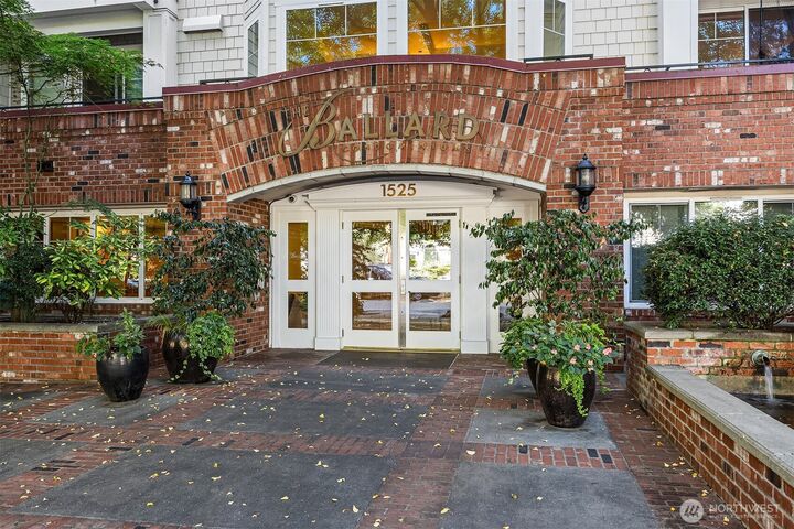 Property Photo:  1525 NW 57th Street 211  WA 98107