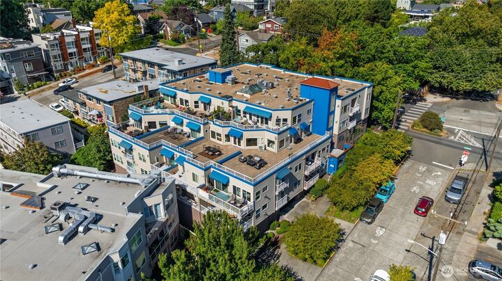 Property Photo:  3919  Latona Avenue NE 305  WA 98105 