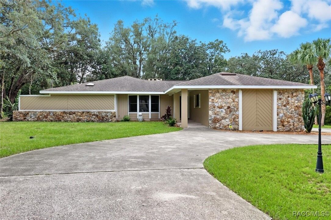 Property Photo: 162 W Massachusetts Street FL 34442