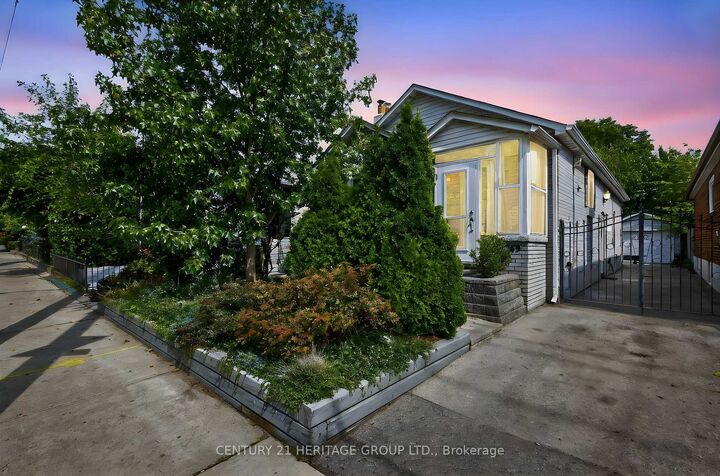 Photo de la propriété:  1269 Broadview Avenue  ON M4K 2T5 
