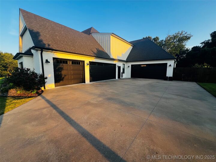 Property Photo:  3611 N Country Club Circle  OK 74403 