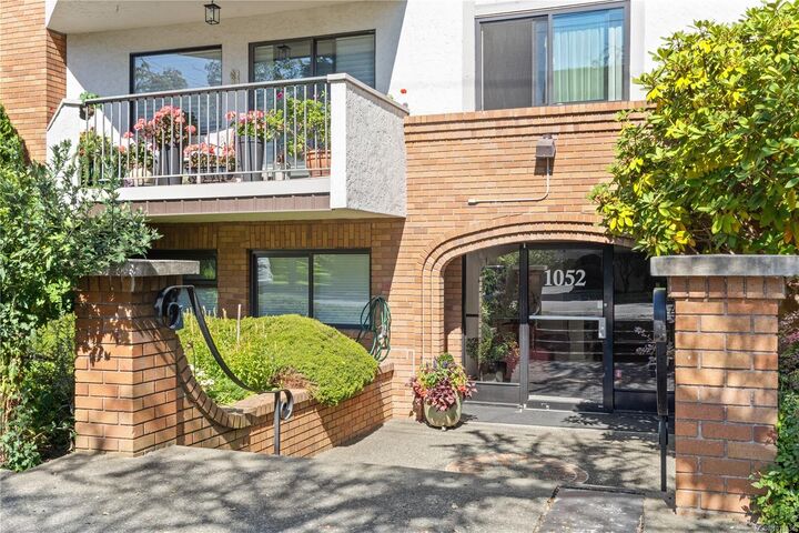 Property Photo:  1052 Rockland Ave 404  BC V8V 3H5 