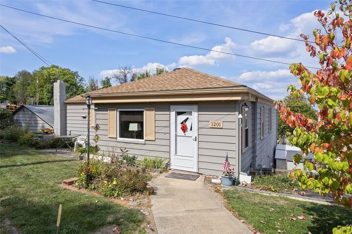 Property Photo:  1201 Oakridge Rd  PA 15057 