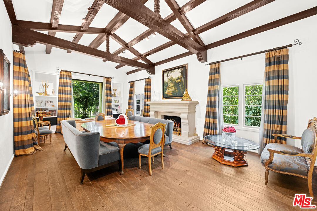 Property Photo:  512 N Palm Dr  CA 90210 
