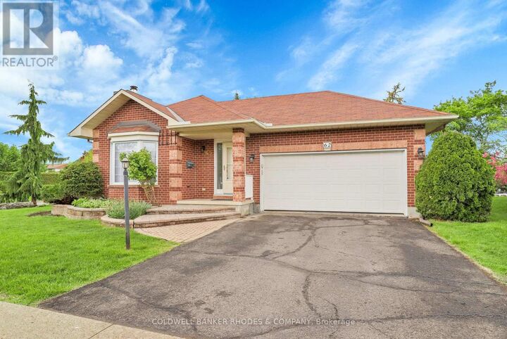 Property Photo:  62 Beechfern Drive  ON K2S 1E3 