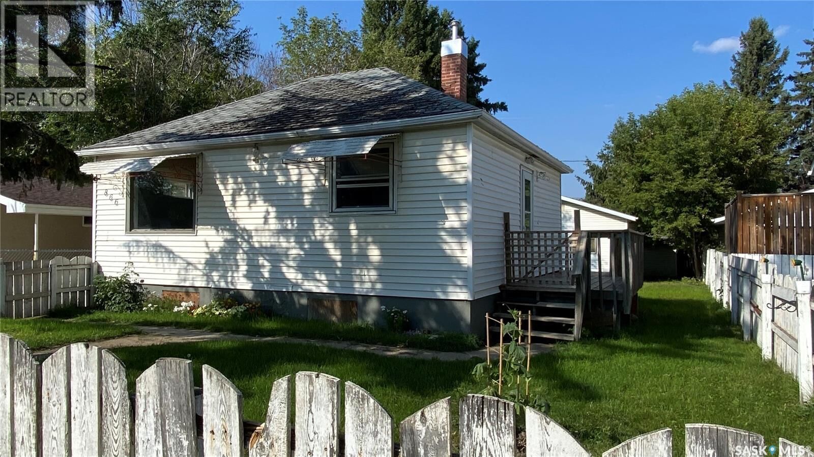 Property Photo:  866 4th Street E  SK S6V 0K5 
