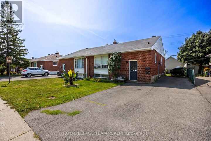 Property Photo:  726 Cummings Avenue  ON K1K 2L1 