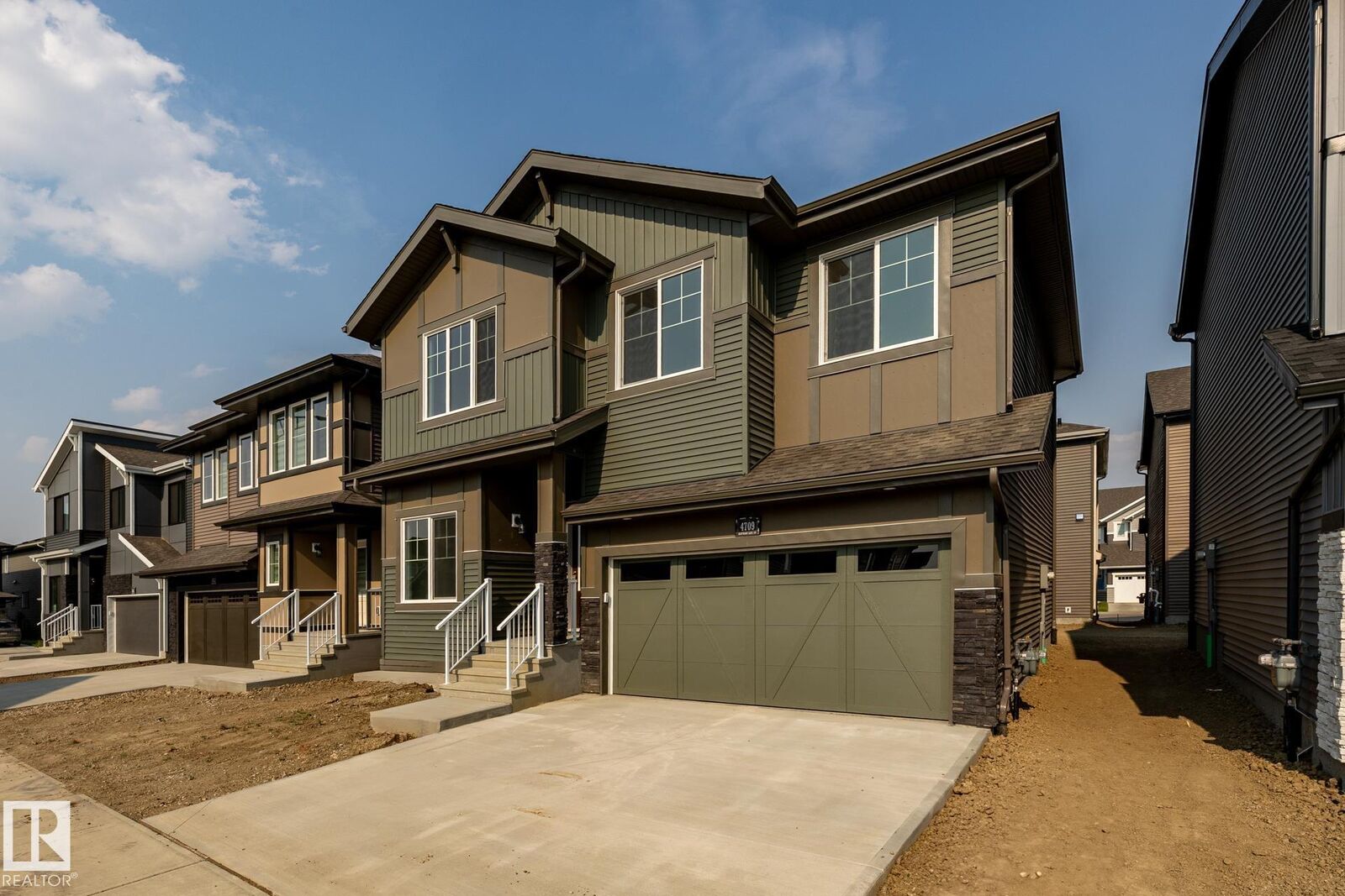 Property Photo: 4709 Hawthorn Lane SW AB T6X 3C5