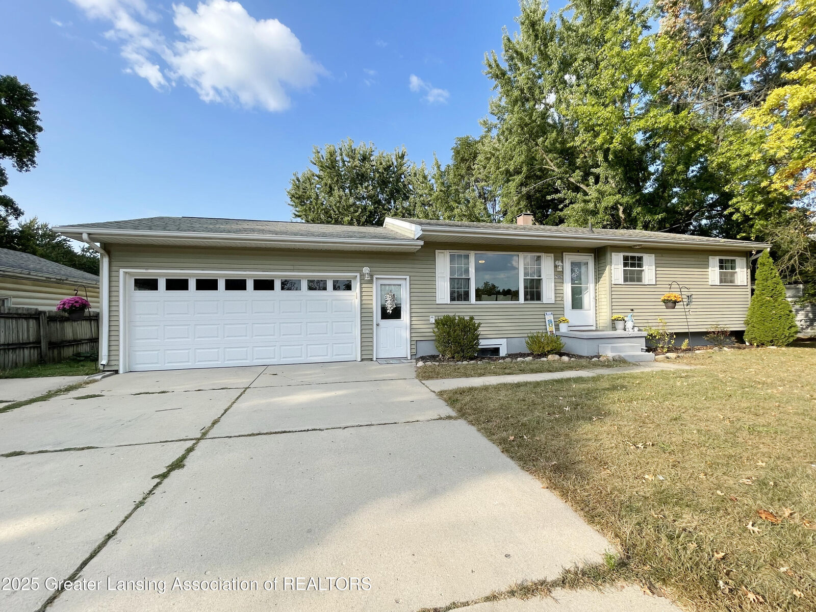 Property Photo:  706 W Shepherd Street  MI 48813 