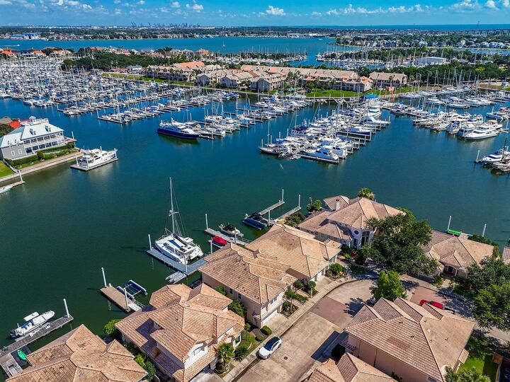 Property Photo:  313 Harborside Circle  TX 77565 