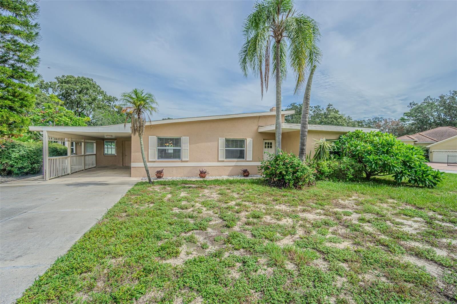 Property Photo:  912 Riverside Drive  FL 34689 