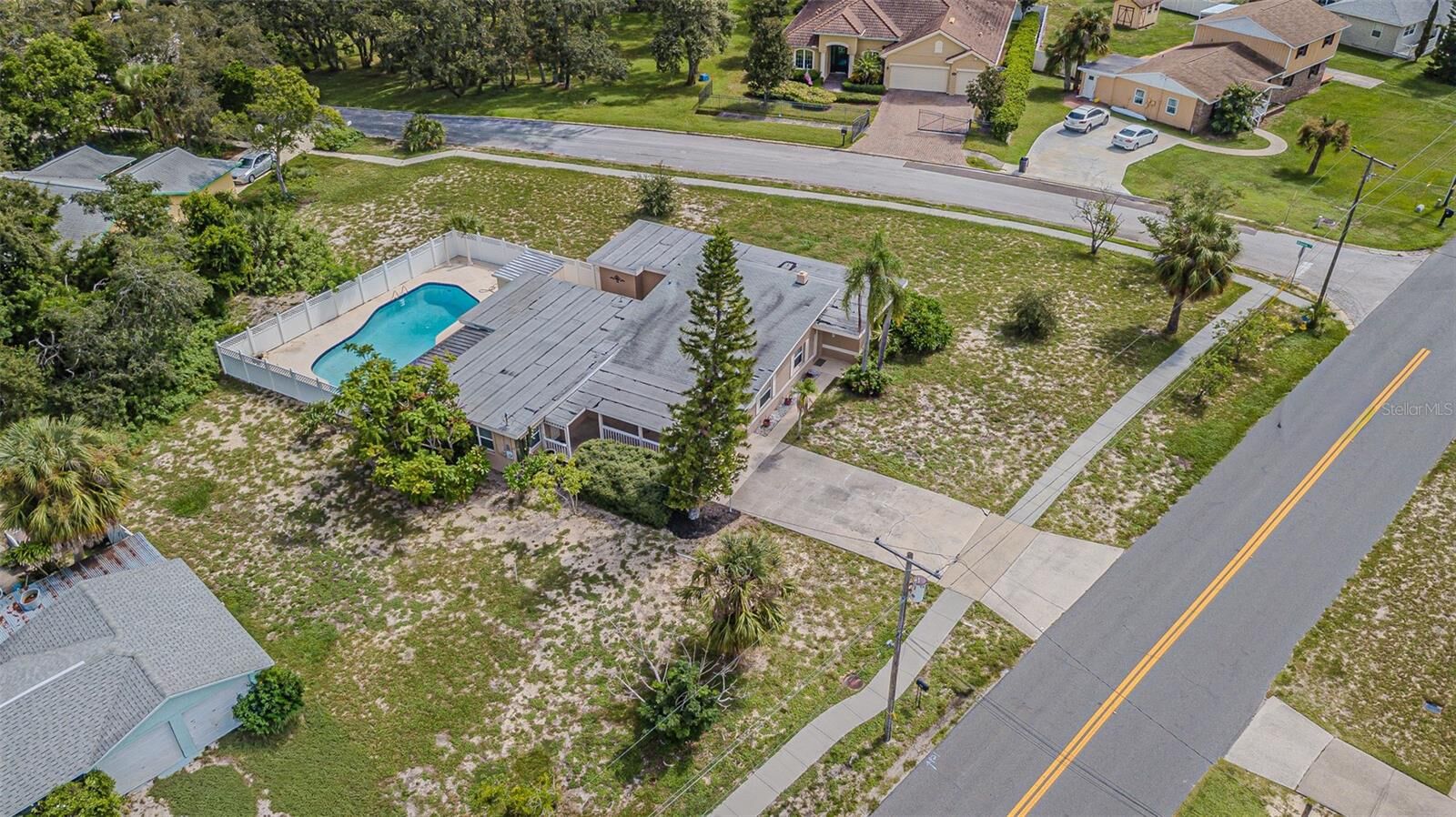 Property Photo:  912 Riverside Drive  FL 34689 