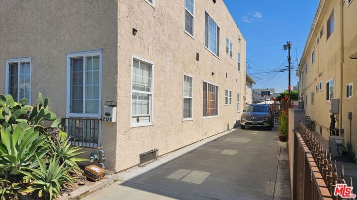 Property Photo:  2122 6th Avenue  CA 90018