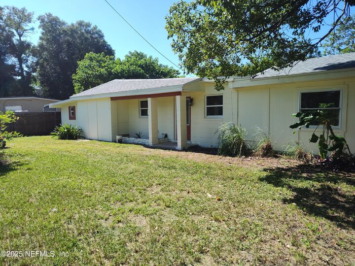 Property Photo: 6923 N King Arthur Road N FL 32211