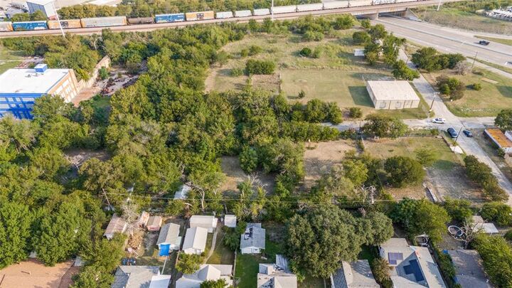 Property Photo: 1608 E Broadway Avenue TX 76104