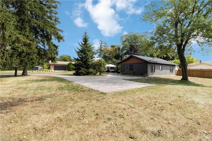 Photo de la propriété:  232 Paris Road E  ON N3R 1J4 
