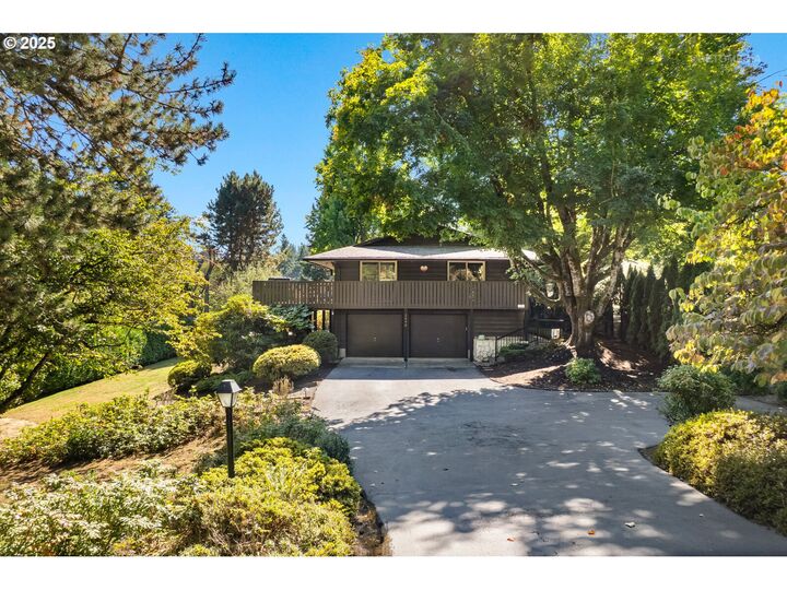 Property Photo:  2090 Valley View Dr  OR 97068 