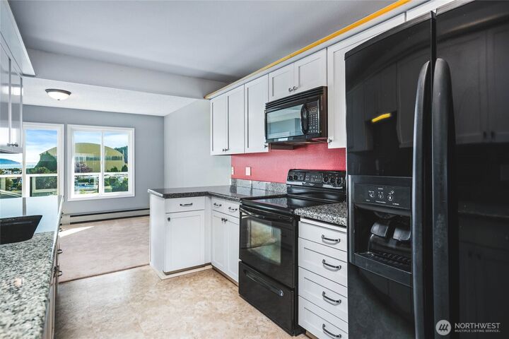 Property Photo:  1800  Skyline Way 205  WA 98221 