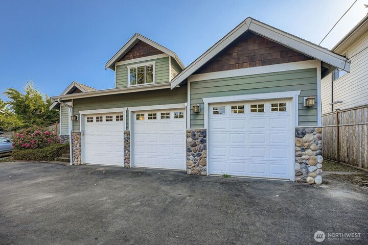 Property Photo:  2233 SW 104th Street  WA 98146 