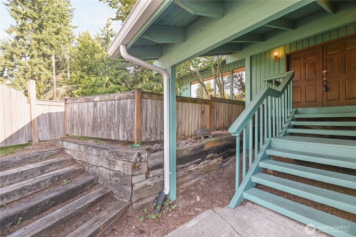 Property Photo:  4726  Picnic Point Rd  WA 98026 
