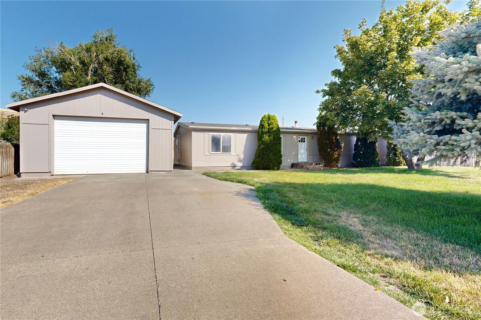 Property Photo:  425 E Camp Street  WA 99361 