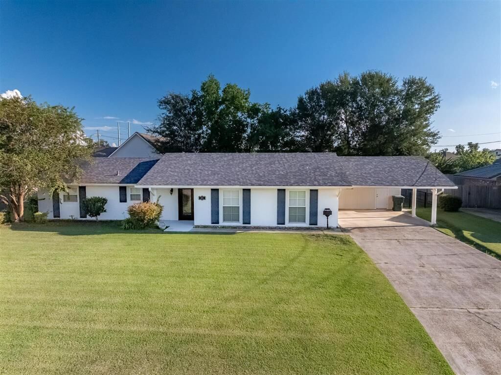 Property Photo:  809 Garden Lane  LA 70605 