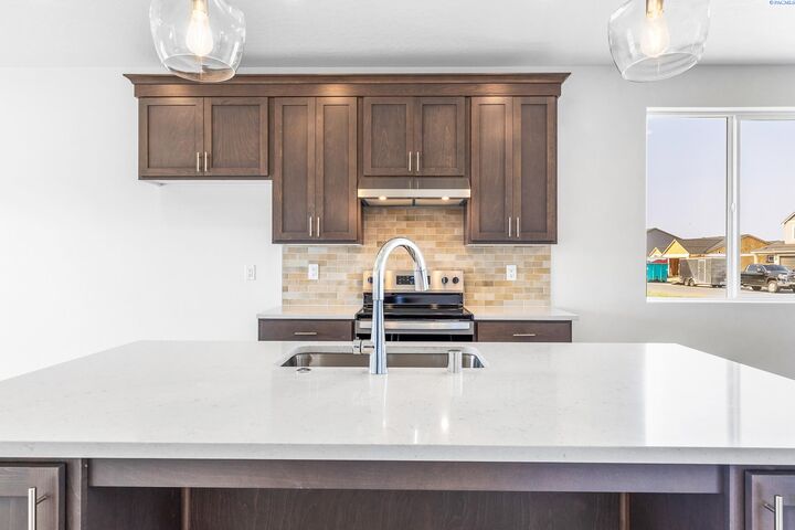 Property Photo:  402 Amberly Ave  WA 98930 