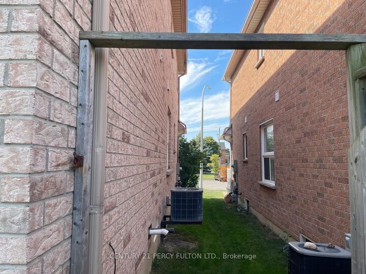 Property Photo:  21 Teagarden Court  ON L1R 2H9 