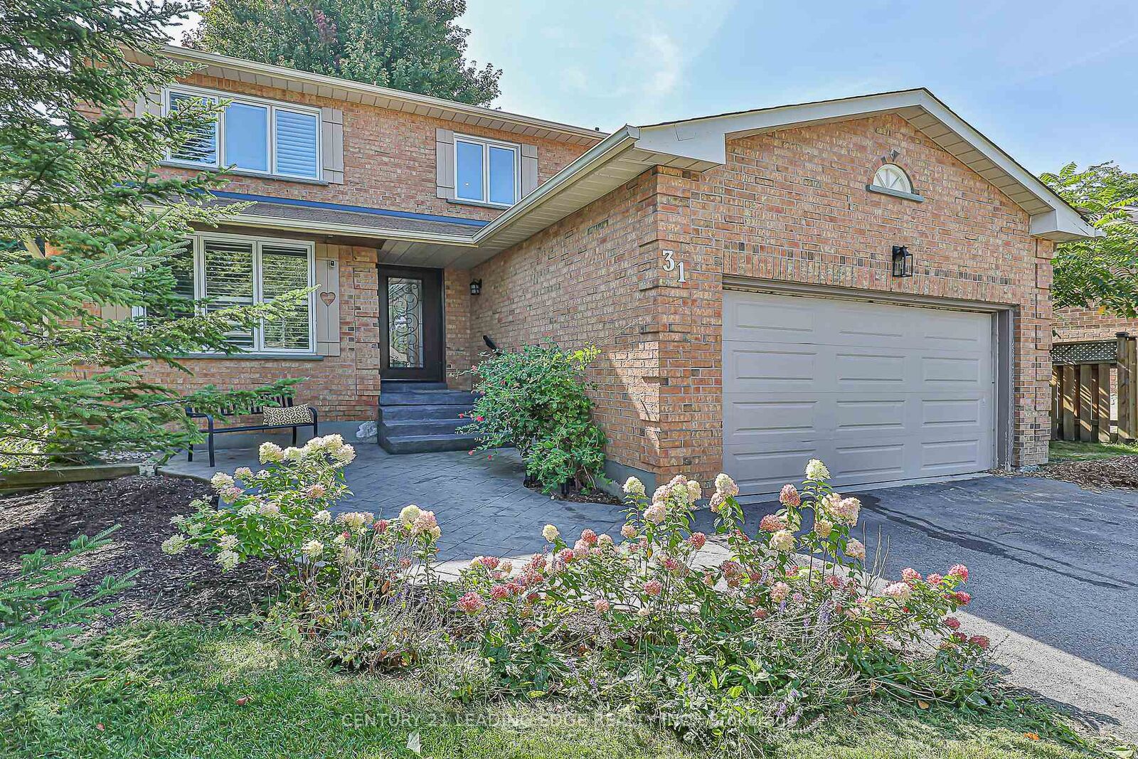 Property Photo:  31 Twelve Oaks Drive  ON L4G 6J5 