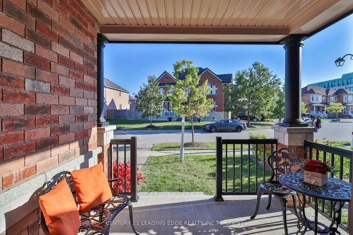 Photo de la propriété:  15 Robertdale Court  ON L4A 0Y5 