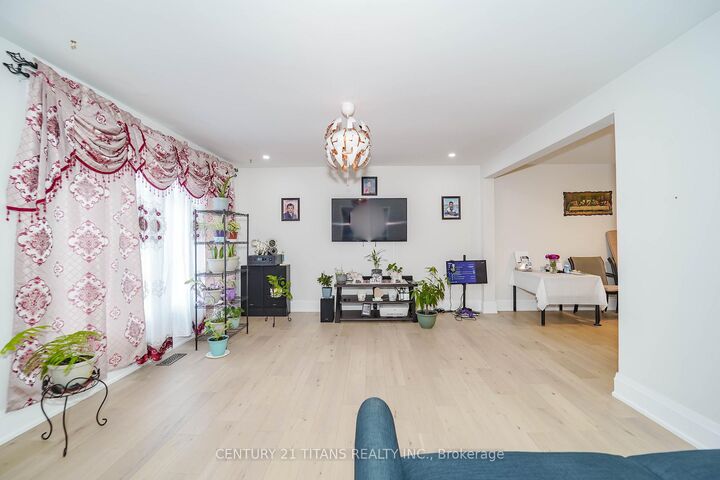 Property Photo:  42 Pixley Crescent  ON M1E 3G6 