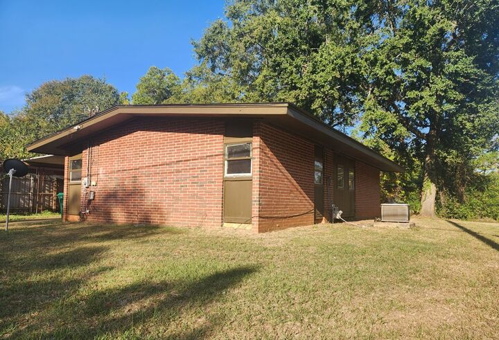 Property Photo: 1901 S Flintlock Dr N GA 31705