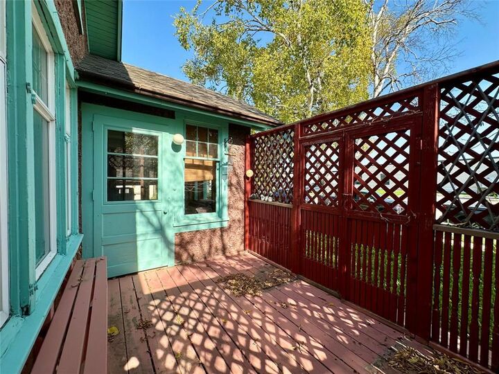 Property Photo:  822 Constant Avenue  MB R9A 1K2 