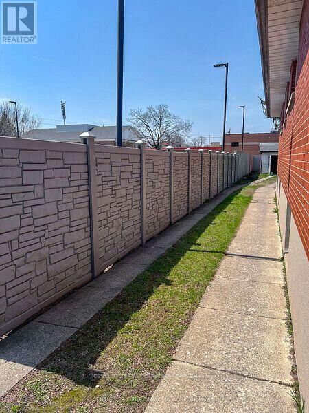 Property Photo:  67 Sackville Street Upper  ON N5Z 2E3 