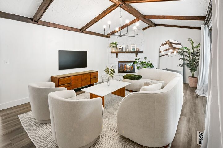 Property Photo:  220 E 13th Street  IA 50219