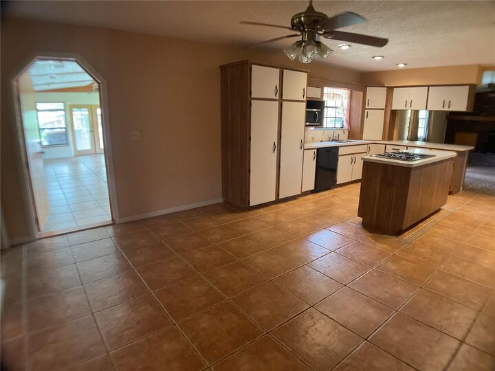 Property Photo: 825 N Johnson Avenue FL 34266