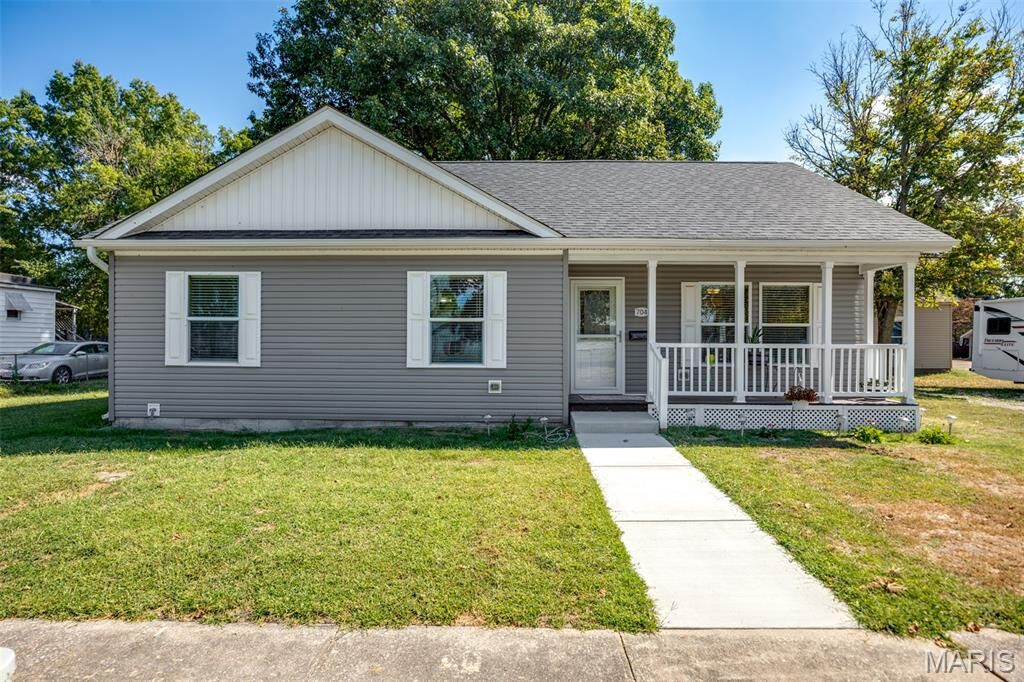 Property Photo:  704 N Monroe Street  IL 62056 