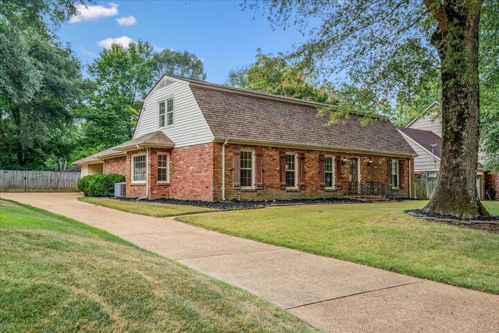 Property Photo: 8043 Farmington Blvd TN 38138