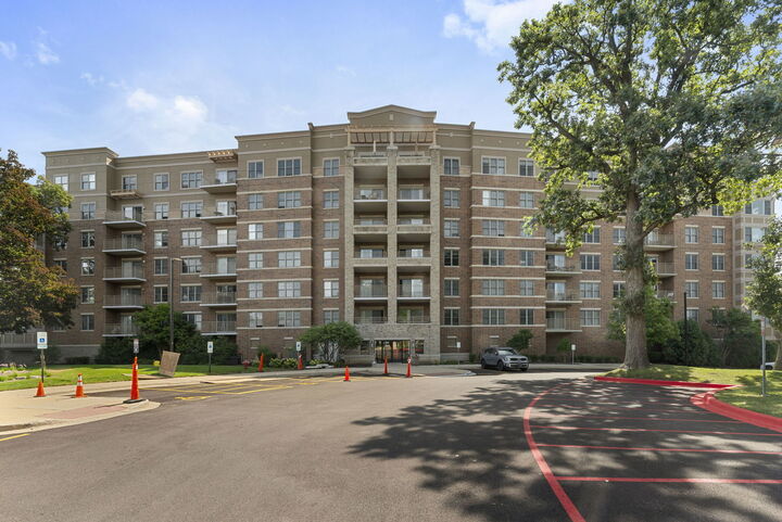 125 Lakeview Drive 406  Bloomingdale IL 60108 photo