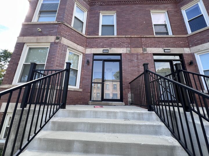 Property Photo: 6402 S Eberhart Avenue 2S IL 60637