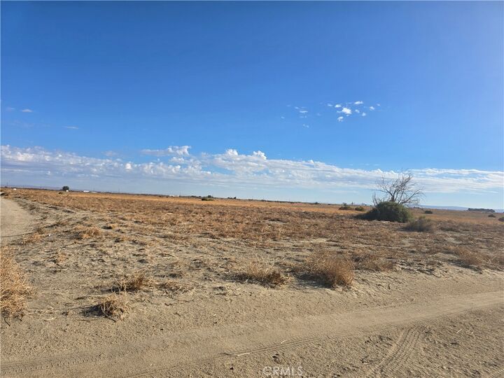 Property Photo:  8 K E Vac/Vic  CA 93535 