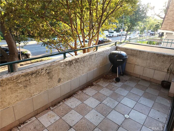 Property Photo:  413 Hawthorne 102  CA 91204 
